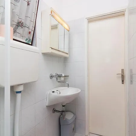 Gostinjska kuća Lara 3*