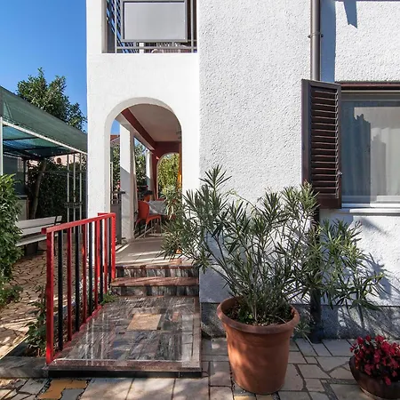 Gostinjska kuća Lara 3*